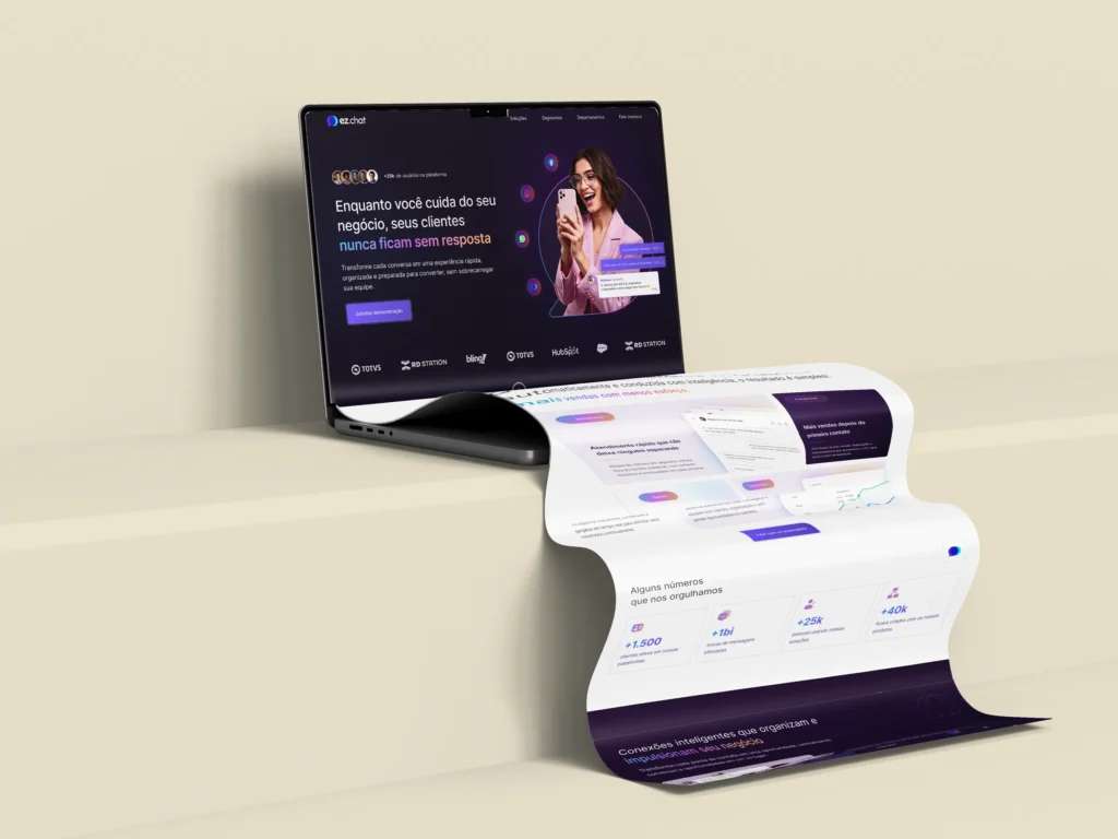 Site institucional da EzSoft em notebook